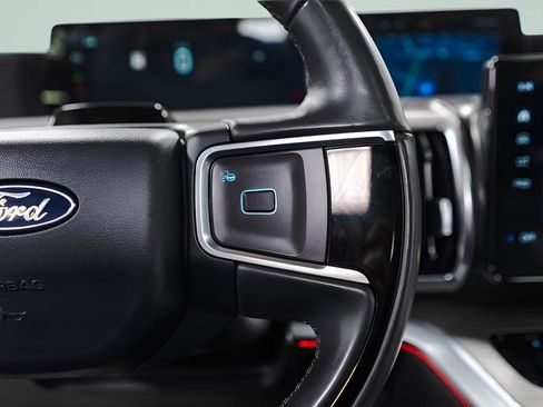 Used 2025 Ford Expedition Platinum image 11