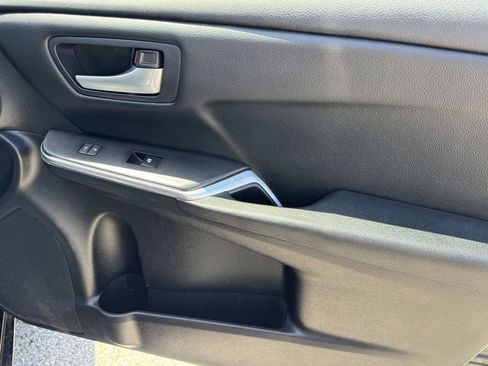 Used 2015 Toyota Camry SE FWD image 9