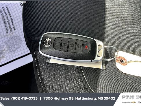 Used 2025 Nissan Pathfinder SV image 9