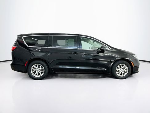 Used 2024 Chrysler Pacifica Touring-L FWD image 10