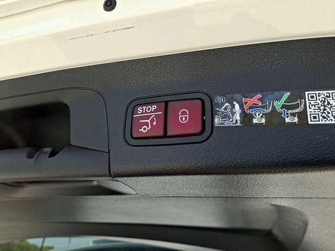 Used 2025 Mercedes-Benz GLS 450 4MATIC image 32