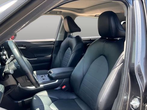 Used 2025 Toyota Highlander XLE FWD image 8