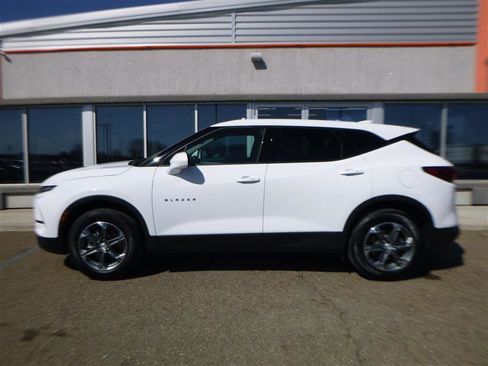 Used 2025 Chevrolet Blazer LT AWD/4WD image 2