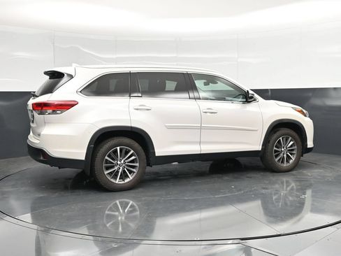 Used 2019 Toyota Highlander XLE AWD/4WD image 4