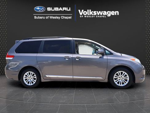 Used 2014 Toyota Sienna XLE FWD image 8