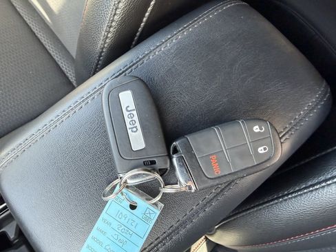 Used 2024 Jeep Compass Trailhawk AWD/4WD image 32