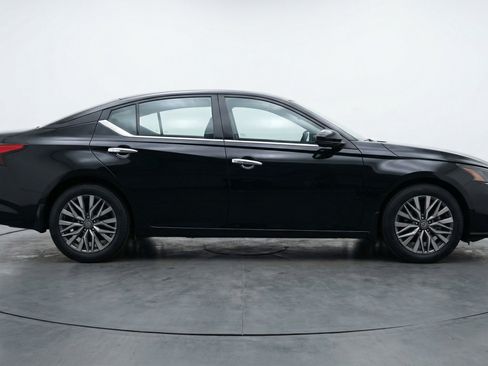 Used 2025 Nissan Altima 2.5 SV FWD image 11