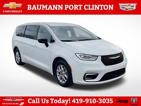 Used 2024 Chrysler Pacifica Touring-L FWD image 1