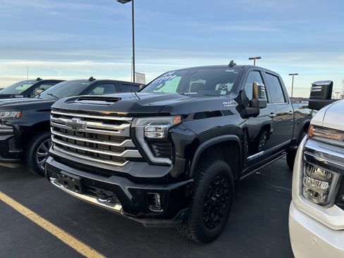 Used 2024 Chevrolet Silverado 2500 High Country w/ Technology Package AWD/4WD image 4