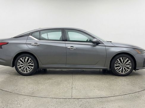 Used 2025 Nissan Altima 2.5 SV image 11