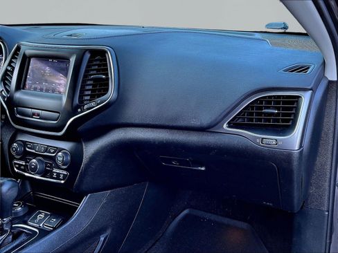 Used 2019 Jeep Cherokee Latitude Plus AWD/4WD image 26