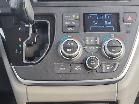 Used 2015 Toyota Sienna LE image 18