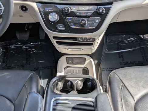 Used 2024 Chrysler Pacifica Limited FWD image 19