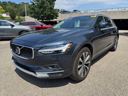 Certified 2025 Volvo V90 B6 Cross Country Plus AWD/4WD image 3