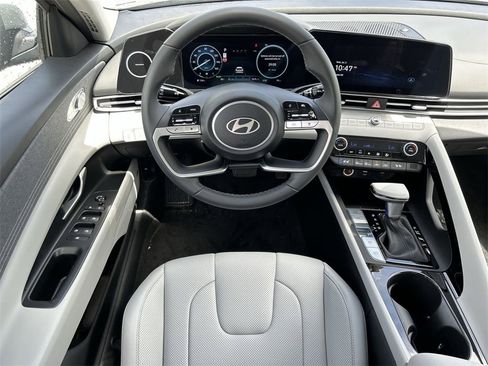 New 2025 Hyundai Elantra Limited image 4