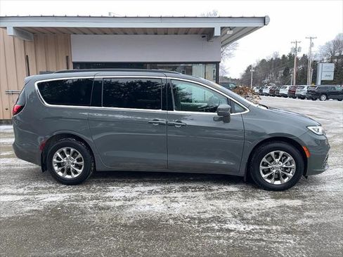 Certified 2022 Chrysler Pacifica Touring-L image 4