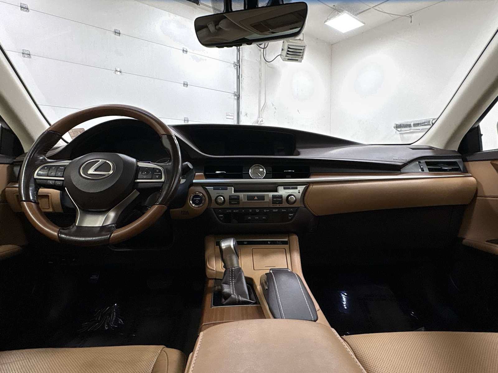 Used 2016 Lexus ES 300h w/ Luxury Package w/Wood Trim FWD image 27