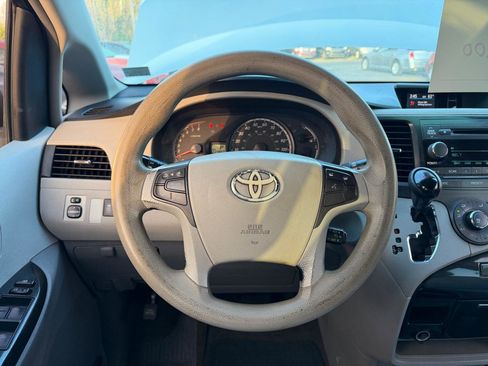 Used 2012 Toyota Sienna LE image 19