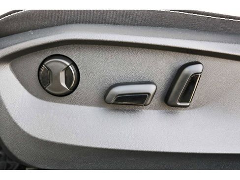 Used 2025 Volkswagen Taos SE image 27