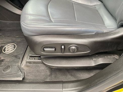 Used 2019 Buick Enclave Essence w/ LPO, Sport Appearance Package FWD image 16