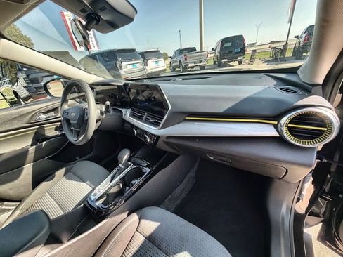 Used 2025 Chevrolet Trax LT FWD image 27