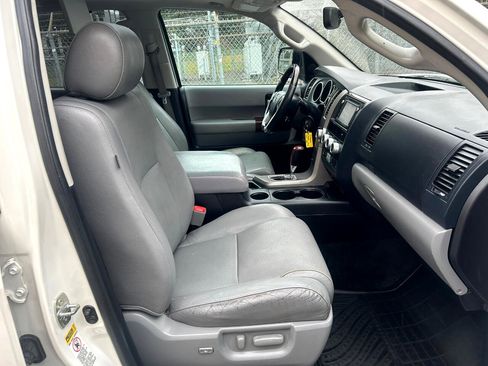 Used 2014 Toyota Sequoia Platinum image 19