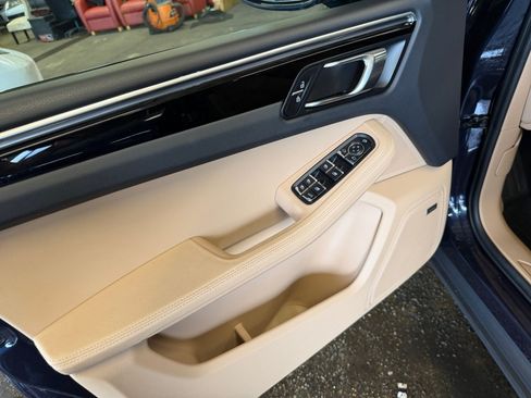 Used 2022 Porsche Macan AWD/4WD image 32