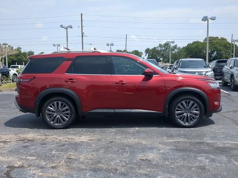 Used 2024 Nissan Pathfinder SL w/ SL Premium Package FWD image 5
