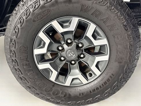 Used 2023 Toyota Tacoma TRD Off-Road w/ TRD Premium Off Road Package AWD/4WD image 32