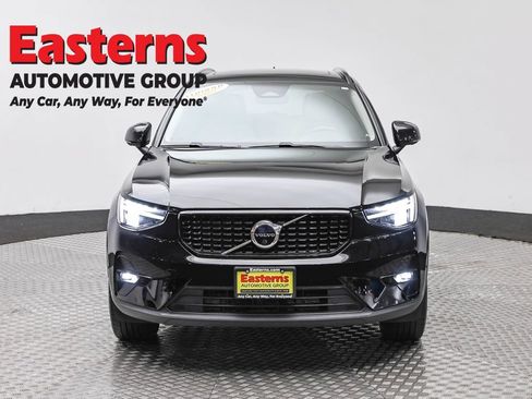 Used 2023 Volvo XC40 B4 Ultimate FWD image 2