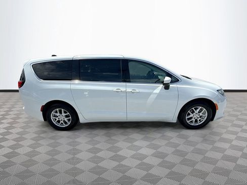 Used 2023 Chrysler Voyager LX FWD image 9