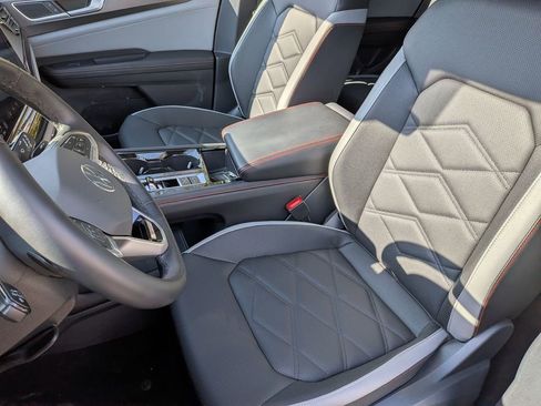 Used 2025 Volkswagen Atlas Peak Edition SE image 12