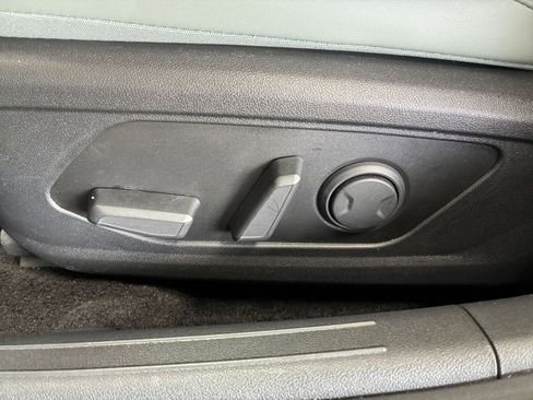 Used 2025 Hyundai Elantra Limited image 23