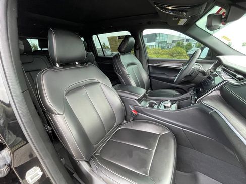 Used 2024 Jeep Grand Cherokee L Limited w/ Black Appearance Package AWD/4WD image 32