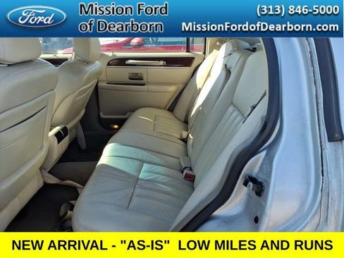 Used 2005 Lincoln Town Car Signature image 9