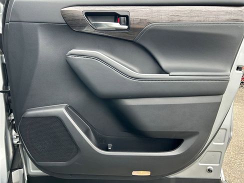 Used 2022 Toyota Highlander Platinum image 25