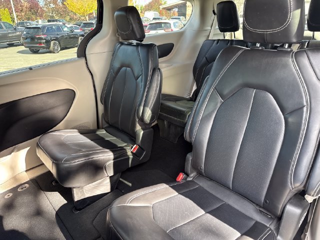 Used 2024 Chrysler Pacifica Touring-L FWD image 17