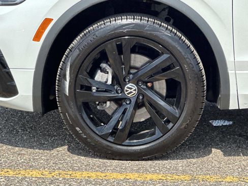 Used 2023 Volkswagen Tiguan SE R-Line image 9