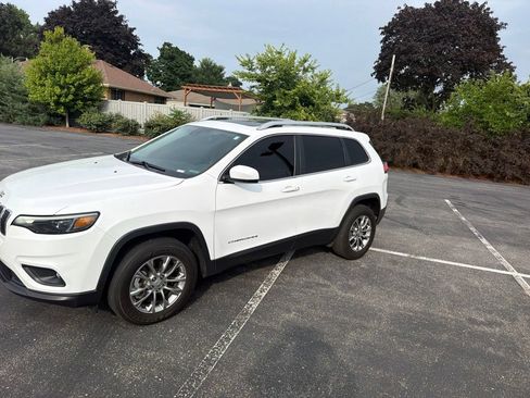 Used 2021 Jeep Cherokee Latitude Plus w/ Sun & Sound Group AWD/4WD image 2