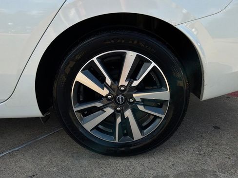 Used 2025 Nissan Versa SV FWD image 9