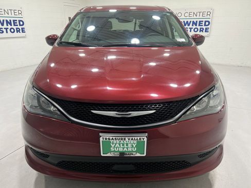 Used 2023 Chrysler Voyager LX image 3