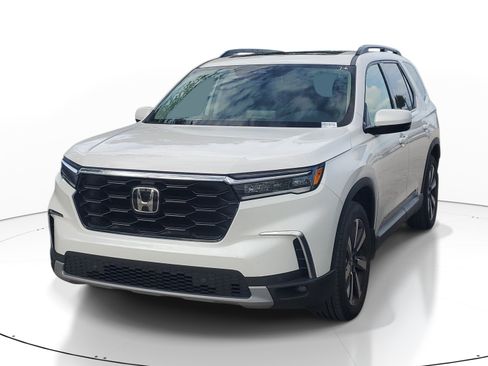 Used 2025 Honda Pilot Touring image 3