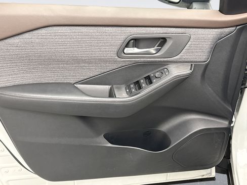 Used 2023 Nissan Rogue SV image 9