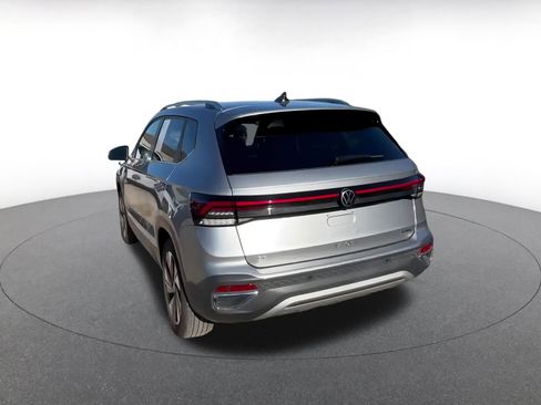 Used 2025 Volkswagen Taos SE image 15