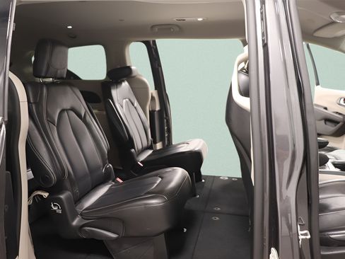 Used 2023 Chrysler Pacifica Touring-L FWD image 30