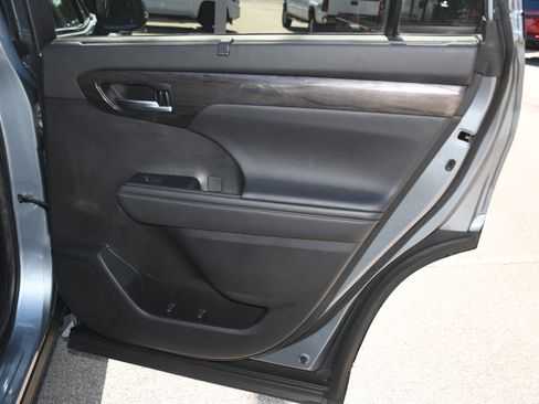Used 2020 Toyota Highlander Limited image 21