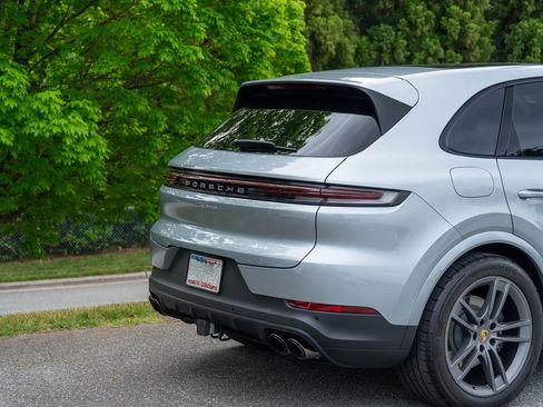 Certified 2024 Porsche Cayenne AWD/4WD image 13