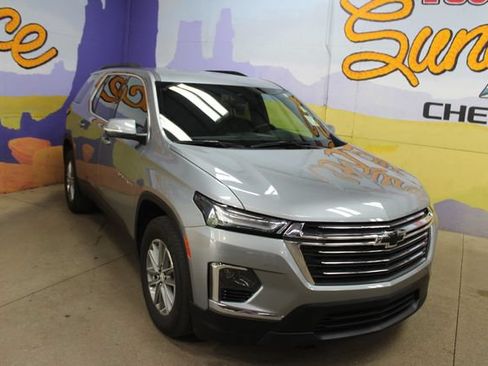 Used 2023 Chevrolet Traverse LT FWD image 2
