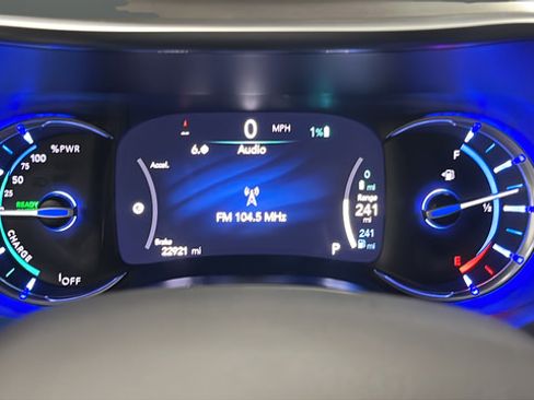 Used 2023 Chrysler Pacifica Limited w/ Uconnect Theater Family Group FWD image 17