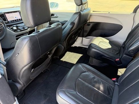Used 2021 Chrysler Pacifica Touring-L FWD image 22